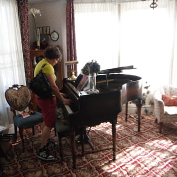 Mildred's Bed & Breakfast - Sing us a song you're the piano man... - Bed & Breakfast Near Me - Seattle, Washington