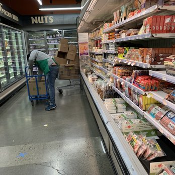Natural Grocers - Another blocked aisle caused by an employee stocking - Vitamins & Supplements Near Me - Vancouver, Washington