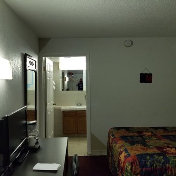Holiday Motel - Looking into room from entrance door - Hotels Near Me - Lamar, Colorado Holiday Motel - Looking into room from entrance door - Hotels Near Me - Lamar, Colorado