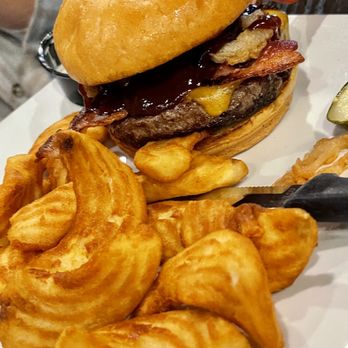 Flowing Tide Pub 9 - Not sure what type of fries these are but they were Amazing! - Pubs Near Me - Las Vegas, Nevada