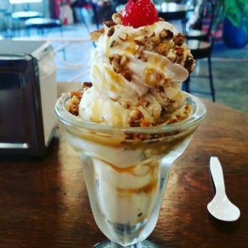 Scoop at the Mill - Sundae with buffalo tracks ice cream. So yummy! - Desserts Near Me - Cibolo, Texas