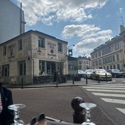 Helio's Pub - Cute building!