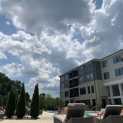 The Henry At Fritz Farm - Pool lounge area