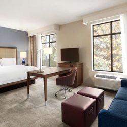Hampton Inn & Suites Seattle/Renton - Guest room