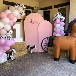 Party Paisley - My first rodeo photo op, with balloon arches