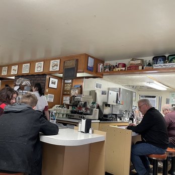 Mickey-Lu-Bar-B-Q - e shows customers sitting at the bar - Barbeque Near Me - Marinette, Wisconsin
