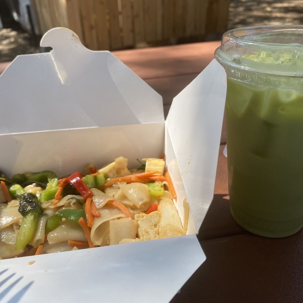 Chiang Mai 620 - Pad kee mao with green Thai tea - Thai Near Me - Austin, Texas