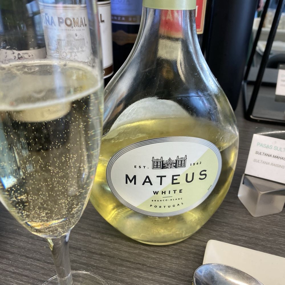 Sala Aretoa - Delicious Portuguese wine. - Airport Lounges Near Me - Loiu, BI