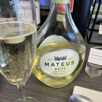 Sala Aretoa - Delicious Portuguese wine. - Airport Lounges Near Me - Loiu, BI