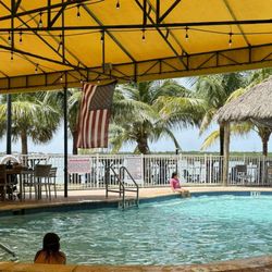 Blue Pointe Bar and Grill - Restaurant & Bar Pool