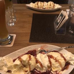 Vanilla ice cream with hot raspberries Vanilla ice cream with hot raspberries