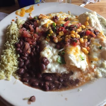 Chili's - sour cream chicken fajitas arrived just like you see here, plate rim messy too  but a very very tasty dish nonethess - American Near Me - Tampa, Florida