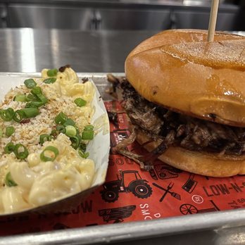 District Smokehouse - Brisket sandwich with mac & cheese - Barbeque Near Me - Savannah, Georgia District Smokehouse - Brisket sandwich with mac & cheese - Barbeque Near Me - Savannah, Georgia