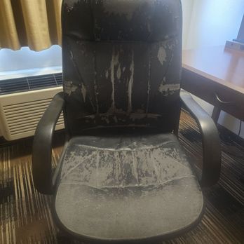 Days Inn by Wyndham Sidney - Old raggedy chair - Hotels Near Me - Sidney, Nebraska