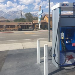 Mobil - Beautiful view of Mt. Whitney. Good gas station to fuel up, recharge and continue onward to the Mountains, such as Mammoth.