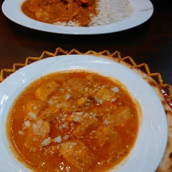 Red Chillies - Chicken Corma mit Brot