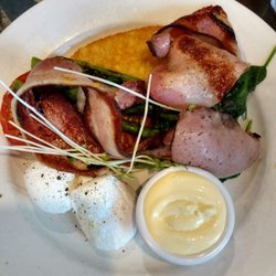 Degani Uni Hill - Vegetarian breakfast with bacon, poached eggs, hash browns and hollandaise sauce.