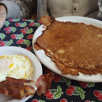 Zini's Diner - Sweedish pancake sandwich and ham and eggs - American Near Me - Cloverdale, California