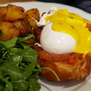 Bodega Henriette - Egg Benedict with Salmon - Bars Near Me - Toronto, Ontario