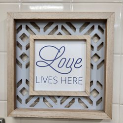 Love's Travel Stop - Decor inside