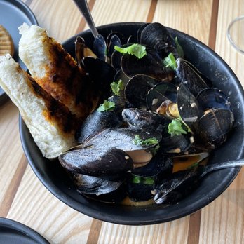 Amador Cuban Restaurant - Mussels with grilled Cuban bread. - Cuban Near Me - Newport, Kentucky