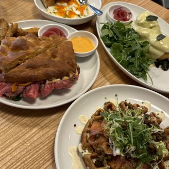 Little Fox - Waffle and lox, roast beef sandwich, Delicata Squash Benedict, Oeufs et Mayo - New American Near Me - Saint Louis, Missouri