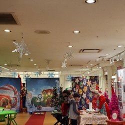 Christown Spectrum - Adorable selfie stations for fun Christmas photos to take and share with friends and family also free