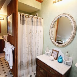 Ebenezer House Bed and Breakfast - McIntosh Room Private Bath