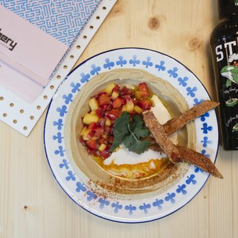 Mashery Hummus Kitchen - Wochenvariante mit Süßkartoffel-Sticks und Mango-Paprika Salsa - Middle Eastern Near Me - Cologne, NW