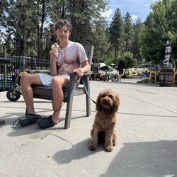Leavenworth / Pine Village KOA Holiday - Ice cream by the pool