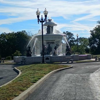 Chateau Avalon - The fountain in operation - Hotels Near Me - Kansas City, Kansas