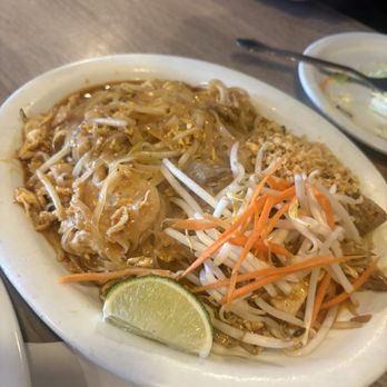 Seven Seas - Pad Thai lunch special - Thai Near Me - Corona, California Seven Seas - Pad Thai lunch special - Thai Near Me - Corona, California