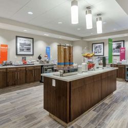 Hampton Inn & Suites Burlington - Breakfast Area