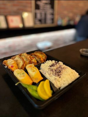KAMINARI GYOZA BAR by null