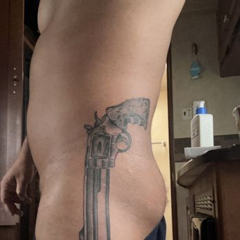 The Queen's Head Tattoo - Tattoo Near Me - Los Angeles, California