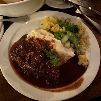 Old Skool Cafe - Short ribs and mashed potatoes - Soul Food Near Me - San Francisco, California Old Skool Cafe - Short ribs and mashed potatoes - Soul Food Near Me - San Francisco, California