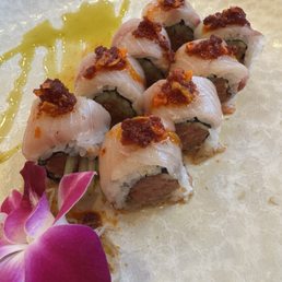 Crispy garlic yellowtail roll