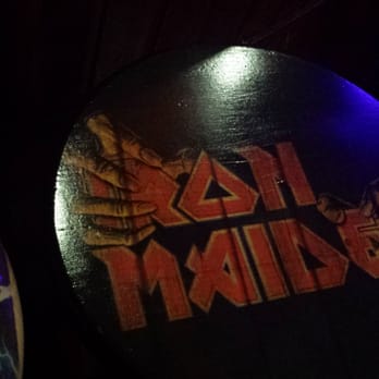 Venus Rock - Las banquetas estan decoradas con los principales grupos rockeros - Music Venues Near Me - Zaragoza, Z