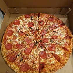 Ultimate Deal Pizza - Look at the pathetic amount of mushrooms on that pizza. And the bacon crumble is practically non-existent as well.