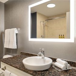 Le Saint Edouard - Guest Room Bathroom