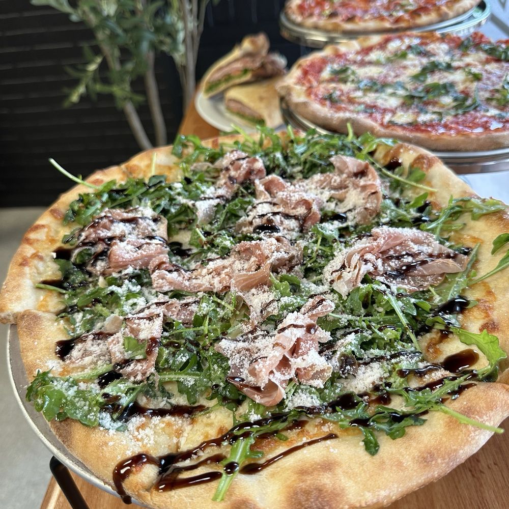 Benvenuti Pizza - SMALL Arugula - Chicken Wings Near Me - Cheshire, Connecticut