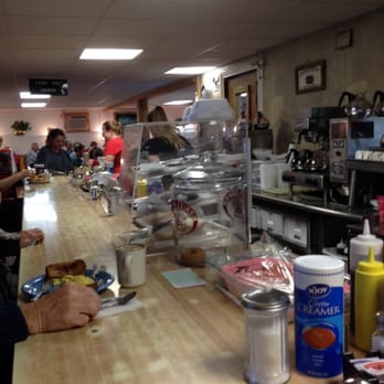 Flo's Diner - Diners Near Me - Canastota, New York