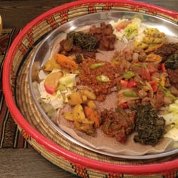 Yatana - Die grosse Platte mit Vegetasrischen und fleischigen Auflagen