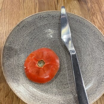 Moku Kitchen - Tomatoes slice with my burger. - Cocktail Bars Near Me - Honolulu, Hawaii