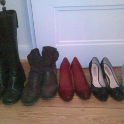 Schuhschachtel - Kleiner Ausschnitt aus meiner Sammlung: Stiefel links und hellblaue Schuhe noch aus den 90ern, schwarze Peeptoes vom letzten