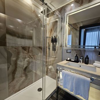 The Tribune Hotel - Shower - Hotels Near Me - Rome, RM