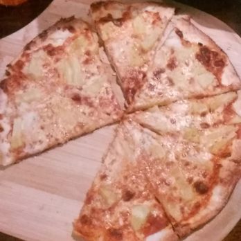 Kailua Town Pub & Grill - pineapple garlic pizza - Pubs Near Me - Kailua, Hawaii Kailua Town Pub & Grill - pineapple garlic pizza - Pubs Near Me - Kailua, Hawaii