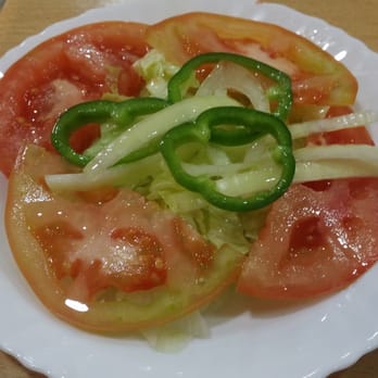 Pruna - Guarnición (tomate, lechuga, cebolla y pimiento verde) - Tapas Bars Near Me - Seville, SE