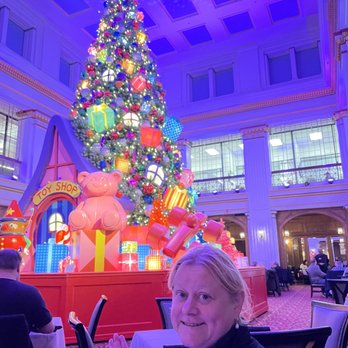 The Marshall Field's Walnut Room - American Near Me - Chicago, Illinois