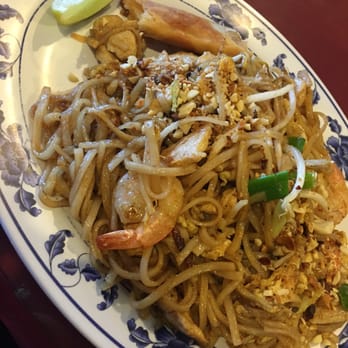 Singapore Cafe - Pad Thai with shrimp, chicken, and tofu! YUMMMMMM - Thai Near Me - El Paso, Texas Singapore Cafe - Pad Thai with shrimp, chicken, and tofu! YUMMMMMM - Thai Near Me - El Paso, Texas